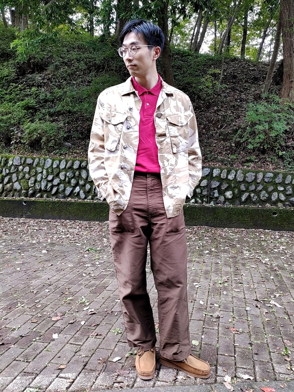「秋ルック紹介するよ、カジュアルコーデ、秋服、大人カジュアル、休日スタイル、古着、UNIQLO、ブラウン、ポロシャツ、LACOSTE、メガネ男子、ワラビー、ミリタリー、シンプル、カモフラ」｜「ClarksのClarks/クラークス/Wallabee/ワラビー（モカシン/デッキシューズ、ブラウン系）」を使った、のーしんさん（メンズ・180cm）の秋コーディネートの1枚目の写真
