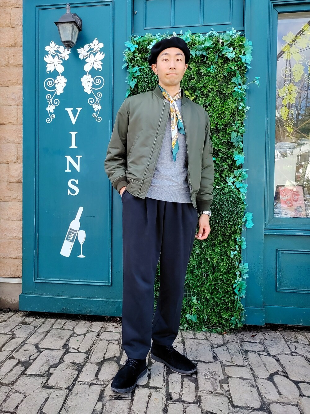 「はじめましてコーデ、スウェットパンツ、MA-1、春ニット、プチプラコーデ、ユニクロ、今日のコーデ、ベレー帽、帽子かぶろう会、スカーフ、カジュアル、遊園地、お洒落さんとつながりたい、相互フォロー、いいね、save、フォローお願いします🤑」｜「LAULHEREのCASHMERE/カシミア（ハンチング/ベレー帽、ブラック系）」を使った、のーしんさん（メンズ・180cm）の春コーディネートの1枚目の写真