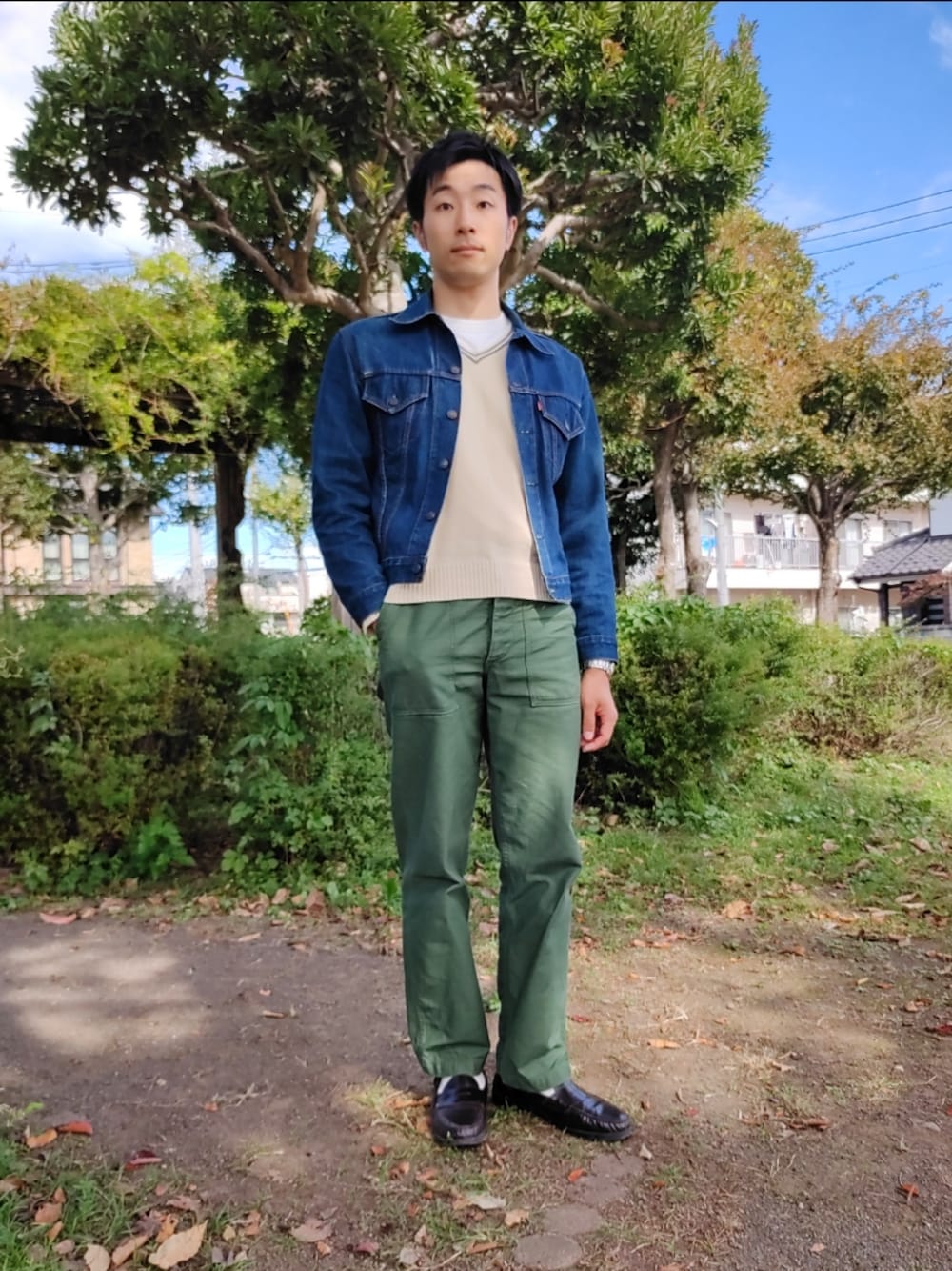 「重ね着ベストシーズン、休日コーデ、秋服、秋のコーデ、カジュアルコーデ、シンプルスタイル、大人カジュアル、今日のコーデ、デニムジャケット、ベイカーパンツ、ローファー、Vネック、ニット、古着MIX、ラコステ」｜「orSlowのorSlow | バックサテン ファティーグパンツ MEN（その他パンツ、グリーン系）」を使った、のーしんさん（メンズ・180cm）の秋コーディネートの1枚目の写真