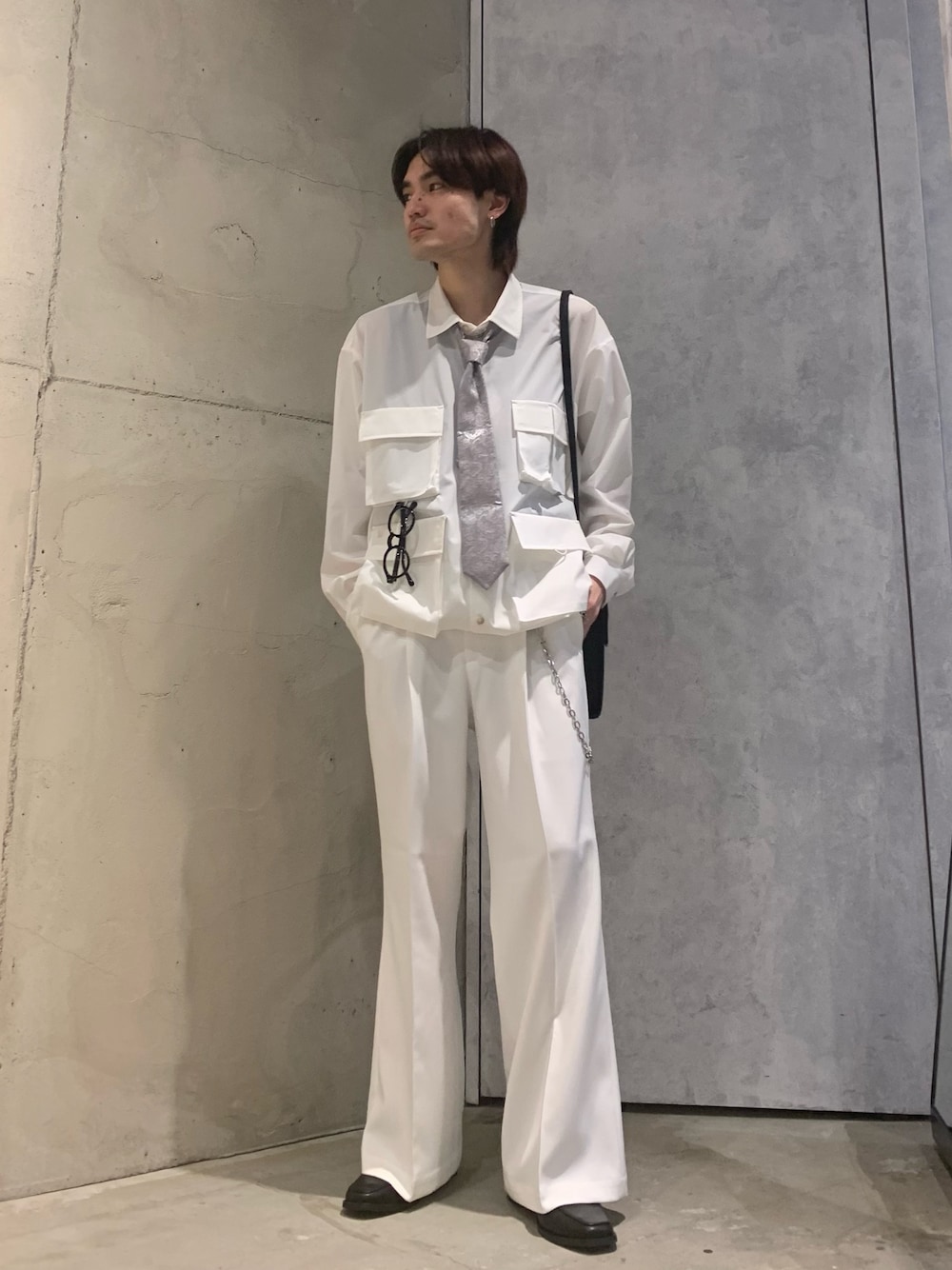 「シャツスタイル、スラックス、フレアパンツ、ホワイト、ワントーンコーデ、春コーデ、サングラス、ヒールローファー、ネクタイ、ショルダーバッグ、ポケット、ドレスシューズ、tk.TAKEO KIKUCHI」｜「tk.TAKEO KIKUCHIのネクタイ付きシャツセットアップ（セットアップ、グレー系）」を使った、hiromuさん（メンズ・175cm）の春コーディネートの1枚目の写真