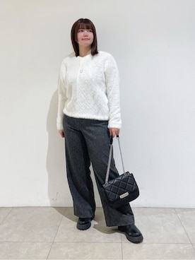 「INDIVI（インディヴィ）の【洗える】エアリーシャギートップス（Tシャツ/カットソー、ホワイト系）」を使った、emikaさん（レディース・153cm）の冬コーディネート
