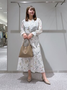 「INDIVI（インディヴィ）の【SETUP可能】モダンフラワー柄キャンディスリーブブラウス（シャツ/ブラウス、ホワイト系）」を使った、emikaさん（レディース・153cm）の春コーディネート