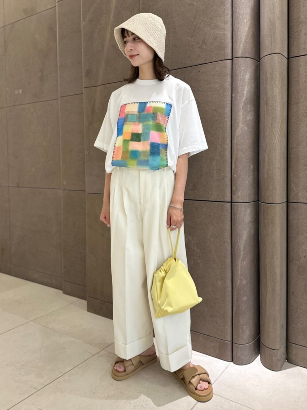 ベージュ系のサンダル、イエロー系のショルダーバッグ、ホワイト系のTシャツ/カットソーを着用したレディースの夏コーディネートの1枚目の写真