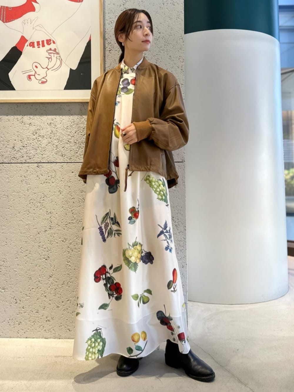「TOMORROWLAND、トゥモローランド、caban、TOMORROWLAND .B、レザージャケット、レザーブルゾン、ボタニカル柄、キャミワンピ、柄シャツ、フラワープリント、レイヤードスタイル」｜「TOMORROWLAND .BのTOMORROWLAND .B アンティークレザー ブルゾン（ブルゾン、イエロー系）」を使った、Ono_TOMORROWLANDさん（レディース・159cm）の秋コーディネートの1枚目の写真