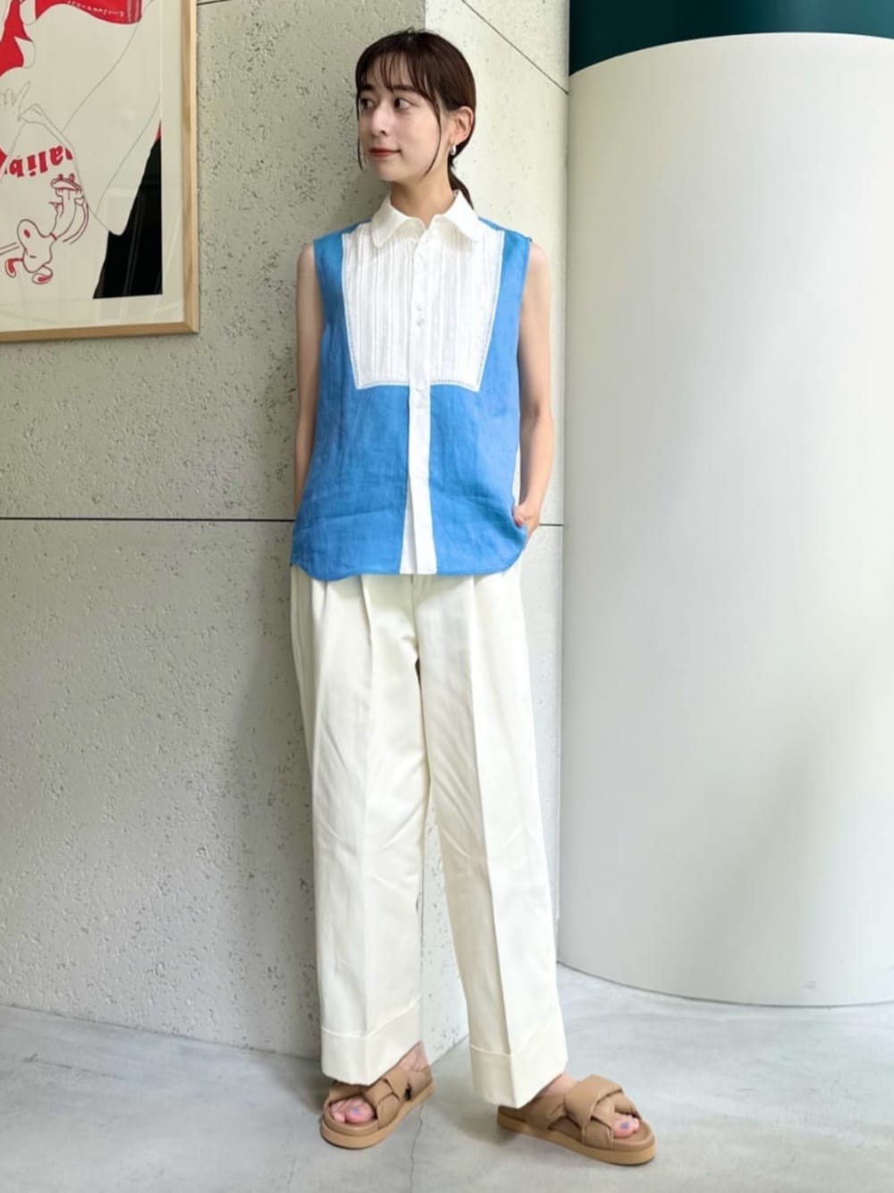 ベージュ系のサンダル、ホワイト系のその他パンツ、ブルー系のシャツ/ブラウスを着用したレディースの夏コーディネートの1枚目の写真