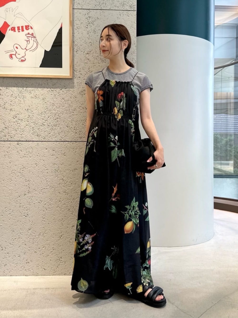 ブラック系のショルダーバッグ、ブラック系のサンダル、ブラック系のワンピースを着用したレディースの夏コーディネートの1枚目の写真