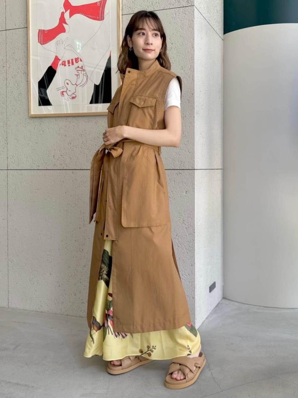 「TOMORROWLAND、トゥモローランド、caban、CABaN by Patricia Urquiola、TOMWOOD、ロングジレ、キャミワンピ、柄ワンピース、ボタニカル柄、バードプリント、イエロー、大人カジュアル、デイリーカジュアル」｜「cabanのCABaN by Patricia Urquiola ノットサンダル（サンダル、ベージュ系）」を使った、Ono_TOMORROWLANDさん（レディース・159cm）の春コーディネートの1枚目の写真