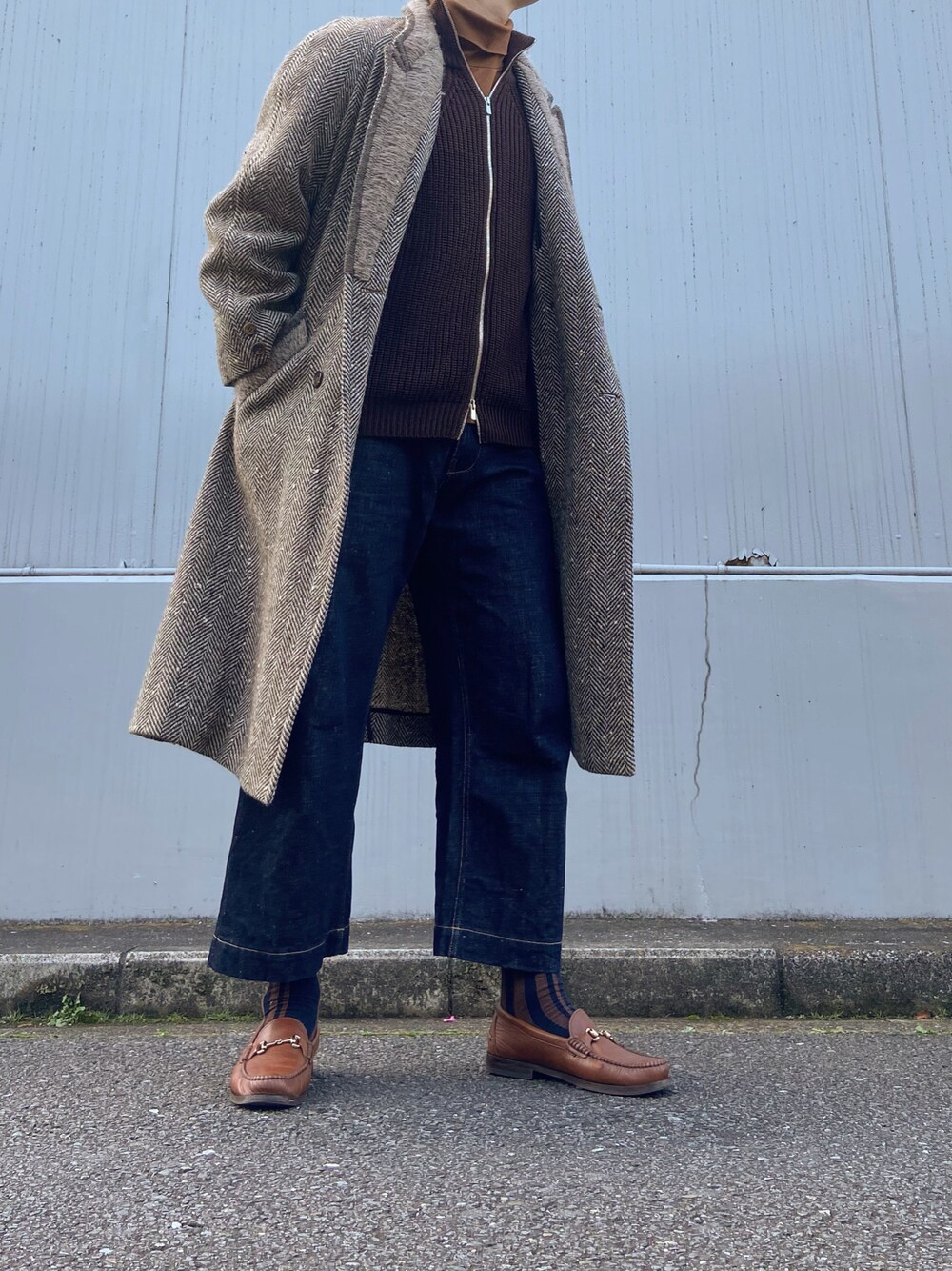 「秋冬コーデ、冬、革靴、休日スタイル、デニムパンツ、UNIQLO、レイヤードスタイル、シンプル、スラックス、冬コーデ、おしゃれさんと繋がりたい」｜「UNIQLOのタートルネックT（長袖）（Tシャツ/カットソー、ブラウン系）」を使った、__konare__さん（メンズ・177cm）の冬コーディネートの1枚目の写真