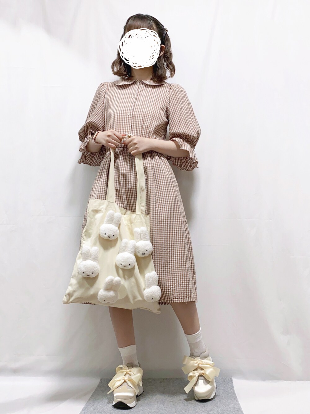 「メリージェニー、merry jenny、レベッカブティック、LEBECCA boutique、ミッフィー、リボン、ootd、ゆるコーデ、春服みてみて、淡色コーデ、低身長コーデ、ベージュ、いいね、save、フォローお願いします🤑、おしゃれさんと繋がりたい、古着好きな人と繋がりたい」｜「merry jennyのリボンスニーカー（スニーカー、ホワイト系）」を使った、🍨さん（レディース・155cm）の春コーディネートの1枚目の写真