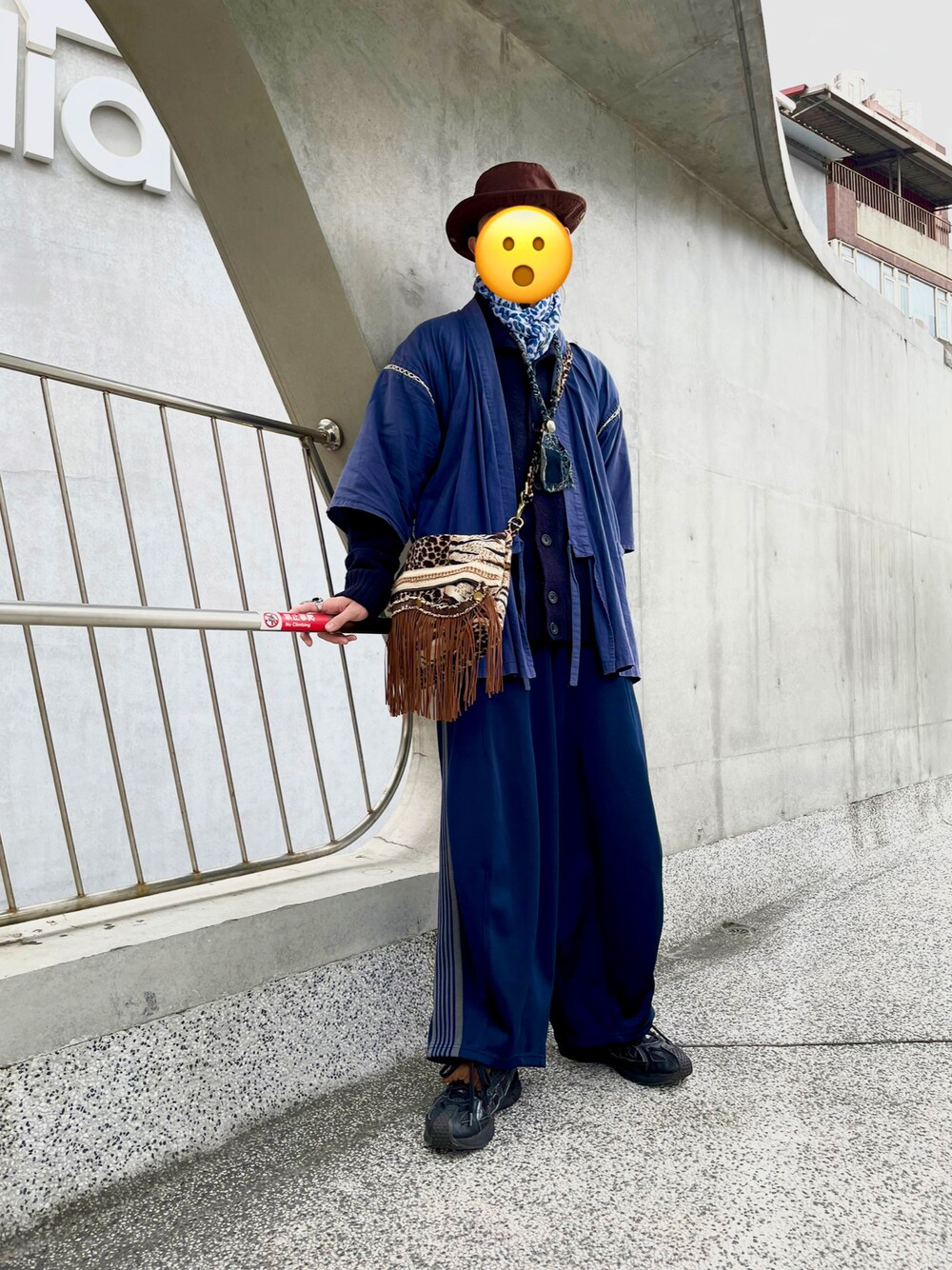 「plateau studioのアイテム（バッグ、ブラウン系）」を使った、英吉さん（メンズ・181cm）の冬コーディネートの1枚目の写真