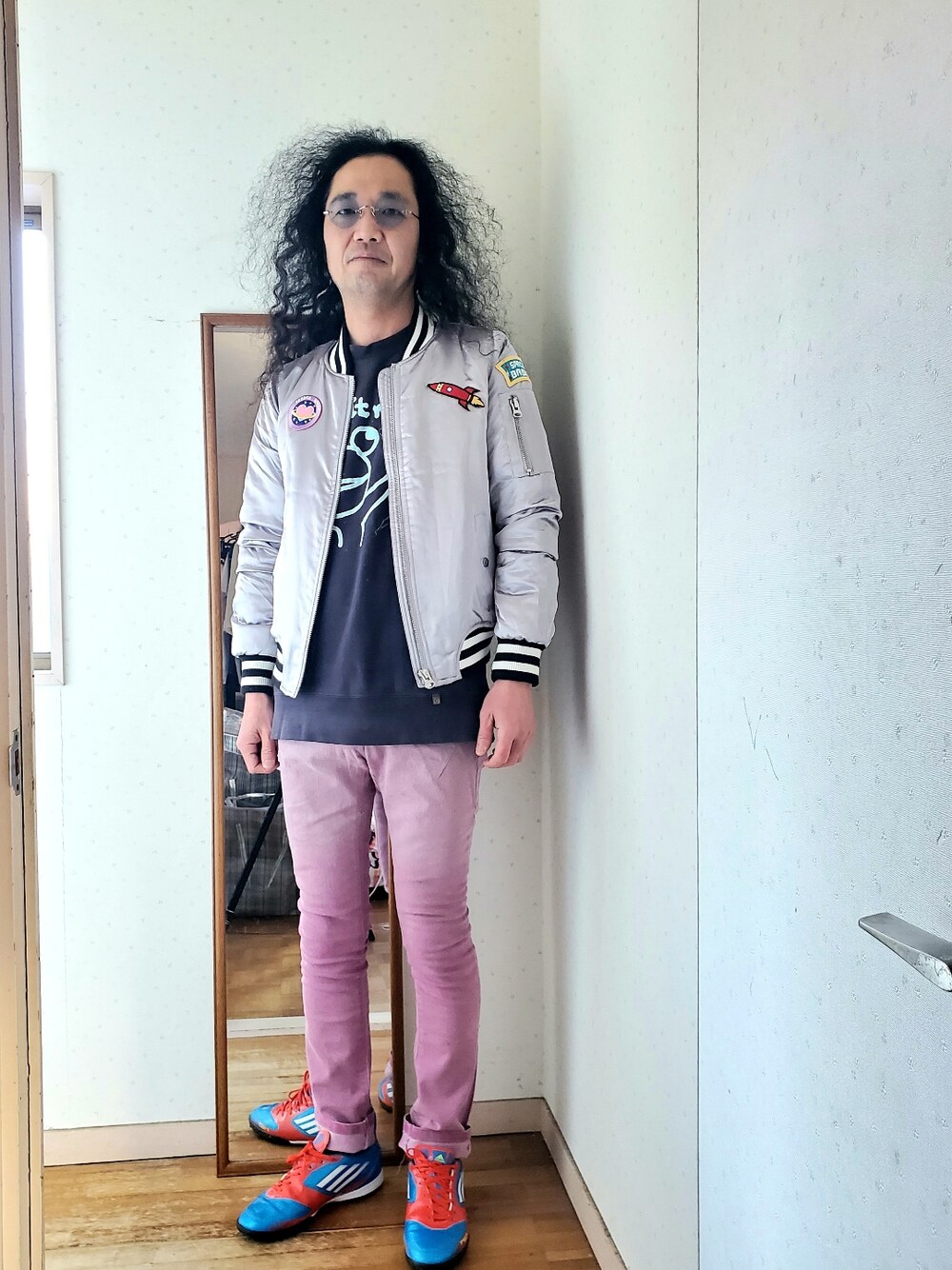 「無しのアイテム（スカジャン、シルバー系）」を使った、ワッケーさん（メンズ・174cm）の春コーディネートの1枚目の写真