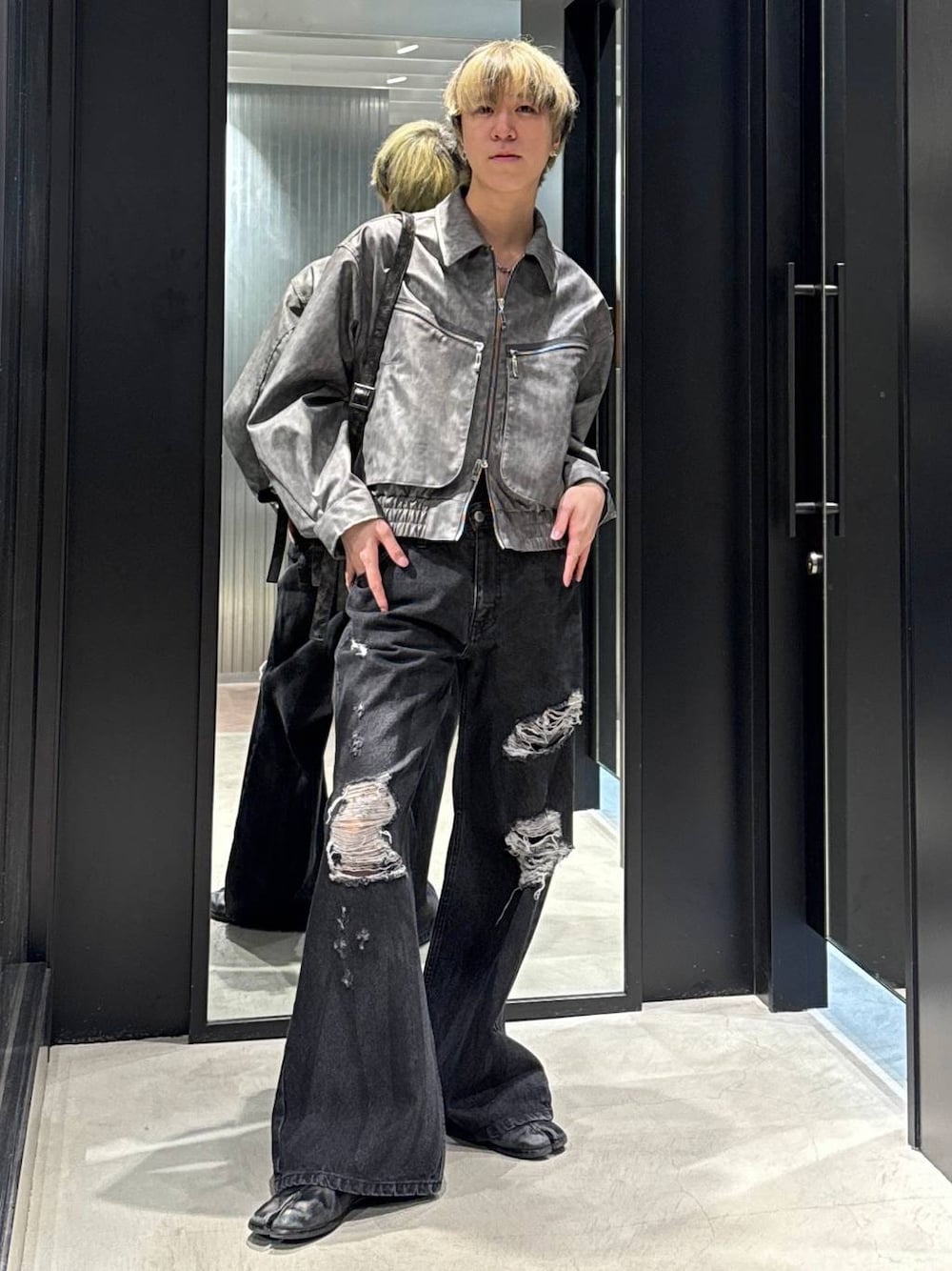 ブラック系のTシャツ/カットソー、ブラック系のショルダーバッグ、ブラック系のデニムパンツを着用したメンズの冬コーディネートの1枚目の写真