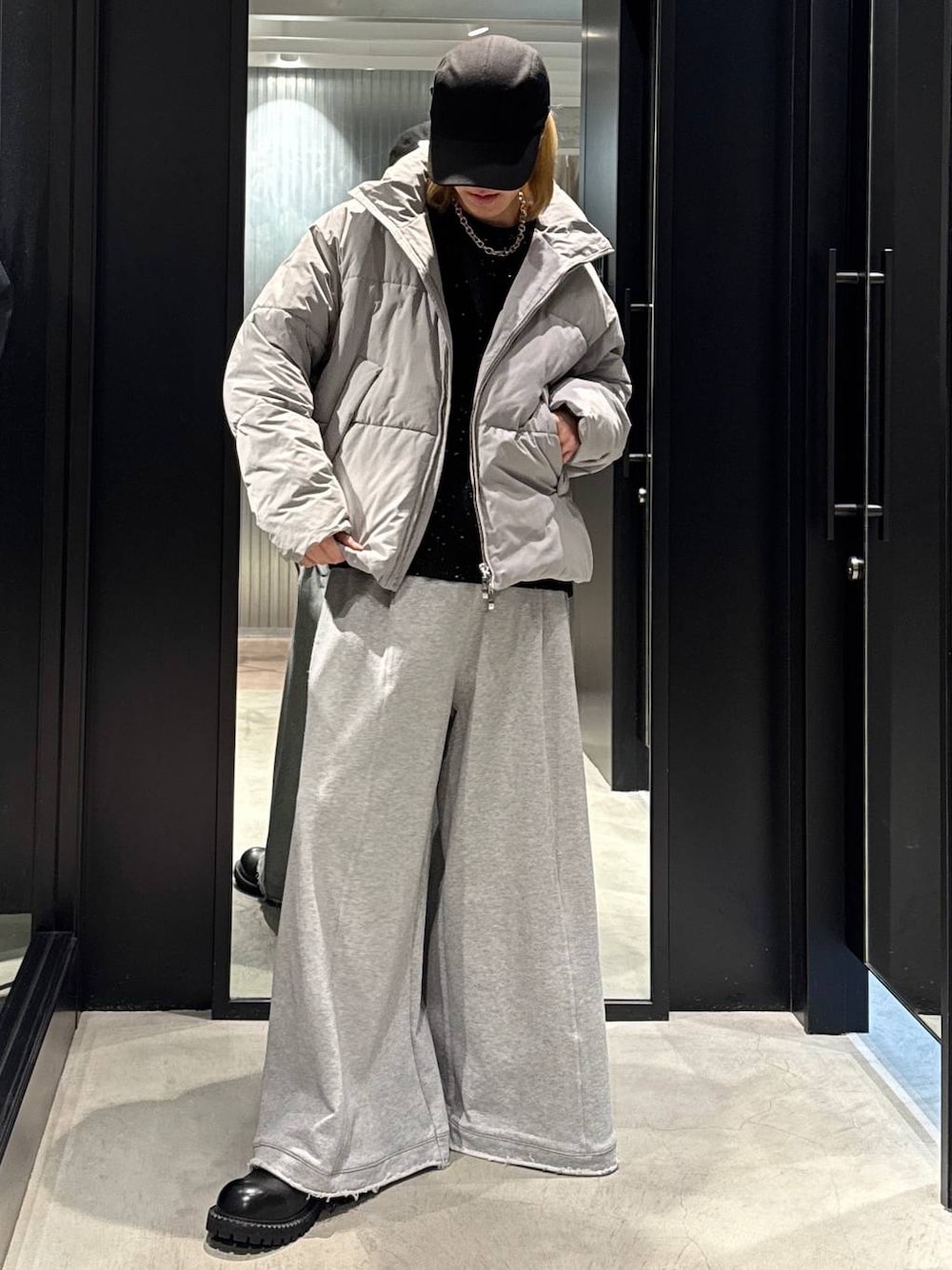 グレー系のブルゾン、グレー系のスウェットパンツ、ブラック系のニット/セーターを着用したメンズの秋コーディネートの1枚目の写真