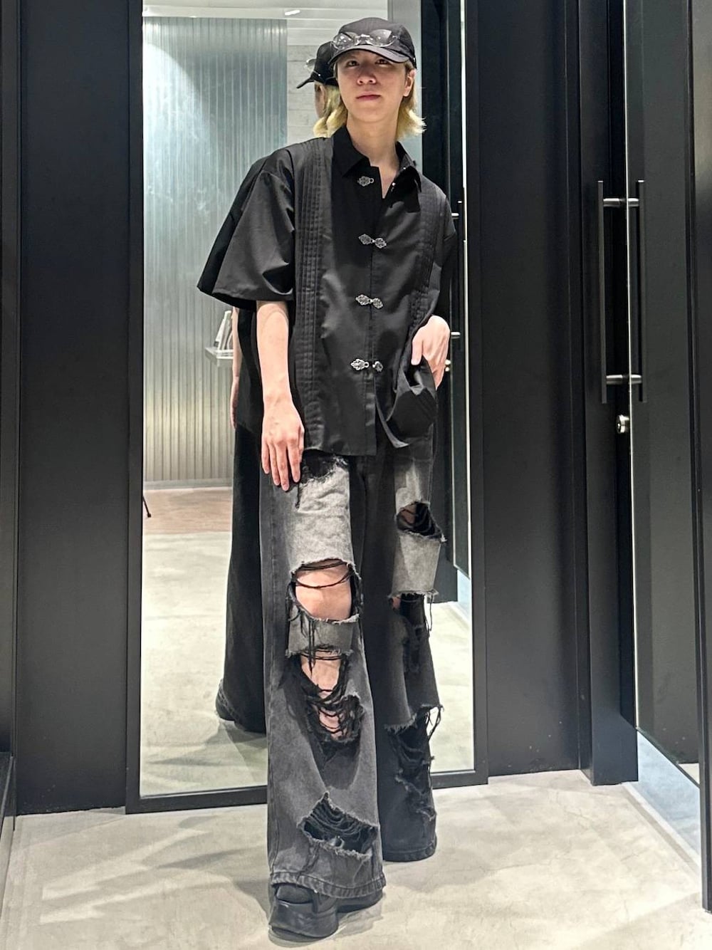 「モード、高見え、着痩せ・細見え、HARE、韓国系、韓国ファッション、ラフ、シャツ、ワイドパンツ、デニムパンツ、春コーデ、夏コーデ、秋コーデ」｜「HAREのWAVEソールサンダル(HARE)（サンダル、ブラック系）」を使った、taigawedさん（メンズ・174cm）の夏コーディネートの1枚目の写真
