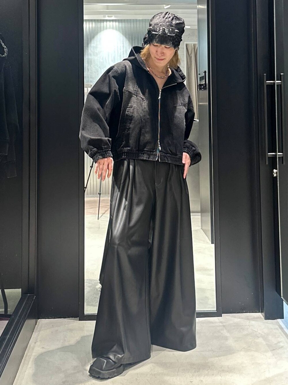 ブラック系のブルゾン、ブラック系のその他パンツ、グレー系のニットキャップ/ビーニーを着用したメンズの秋コーディネートの1枚目の写真