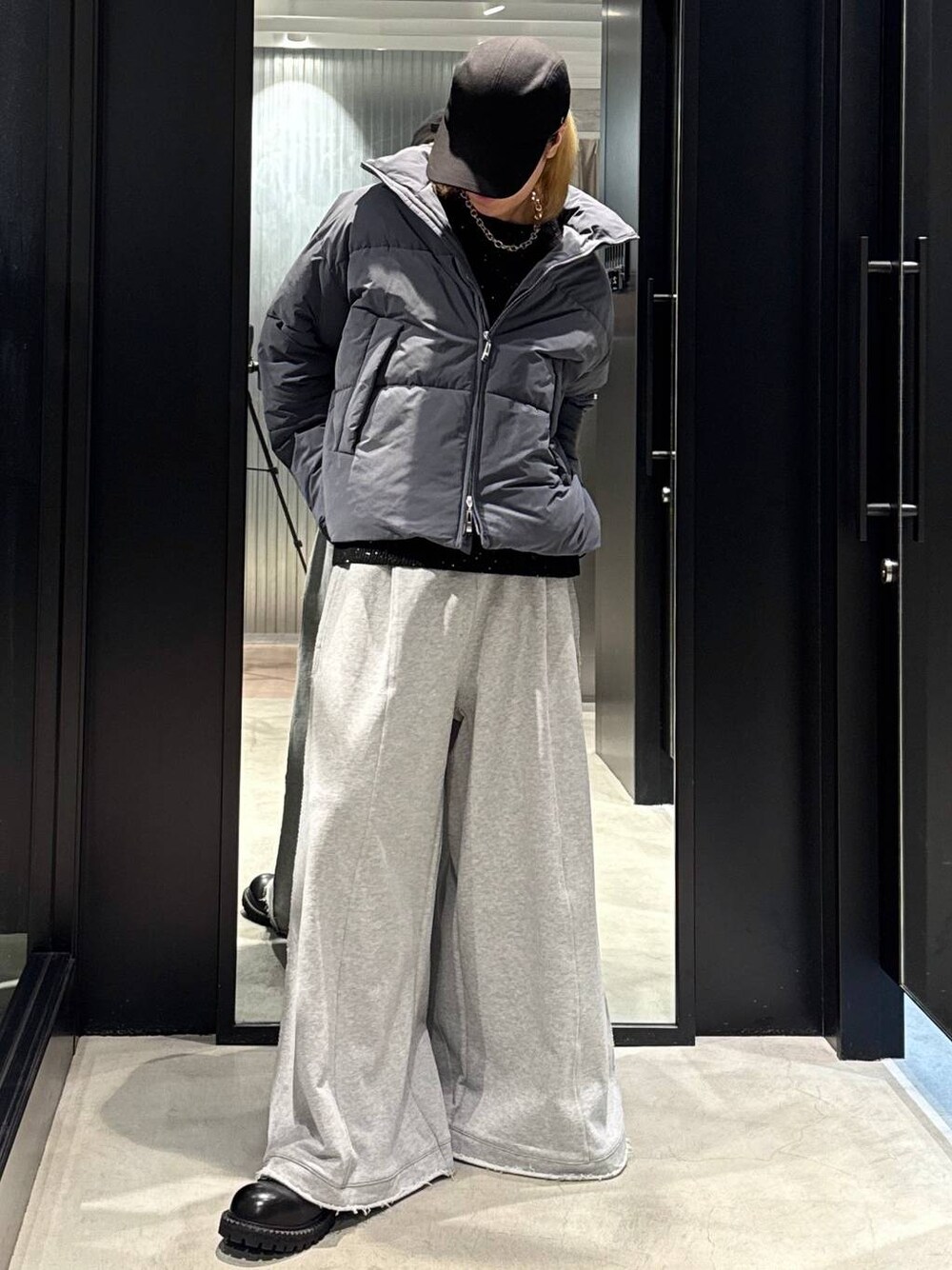 「モード、高見え、着痩せ・細見え、HARE、韓国系、ラフ、韓国ファッション、春コーデ、秋コーデ、冬コーデ、ニット、ダウンジャケット、ワイドパンツ、オーバーサイズ、モテ」｜「HAREのソリッドパーツCAP(HARE)（キャップ、ブラック系）」を使った、taigawedさん（メンズ・174cm）の秋コーディネートの1枚目の写真