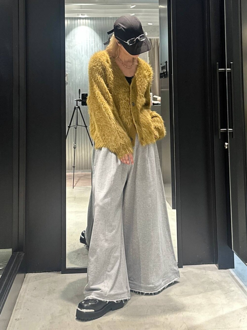 「モード、高見え、着痩せ・細見え、HARE、韓国系、ラフ、韓国ファッション、春コーデ、秋コーデ、冬コーデ、カーディガン、ニット、オーバーサイズ、ワイドパンツ、スウェット」｜「HAREのソリッドパーツCAP(HARE)（キャップ、ブラック系）」を使った、taigawedさん（メンズ・174cm）の秋コーディネートの1枚目の写真