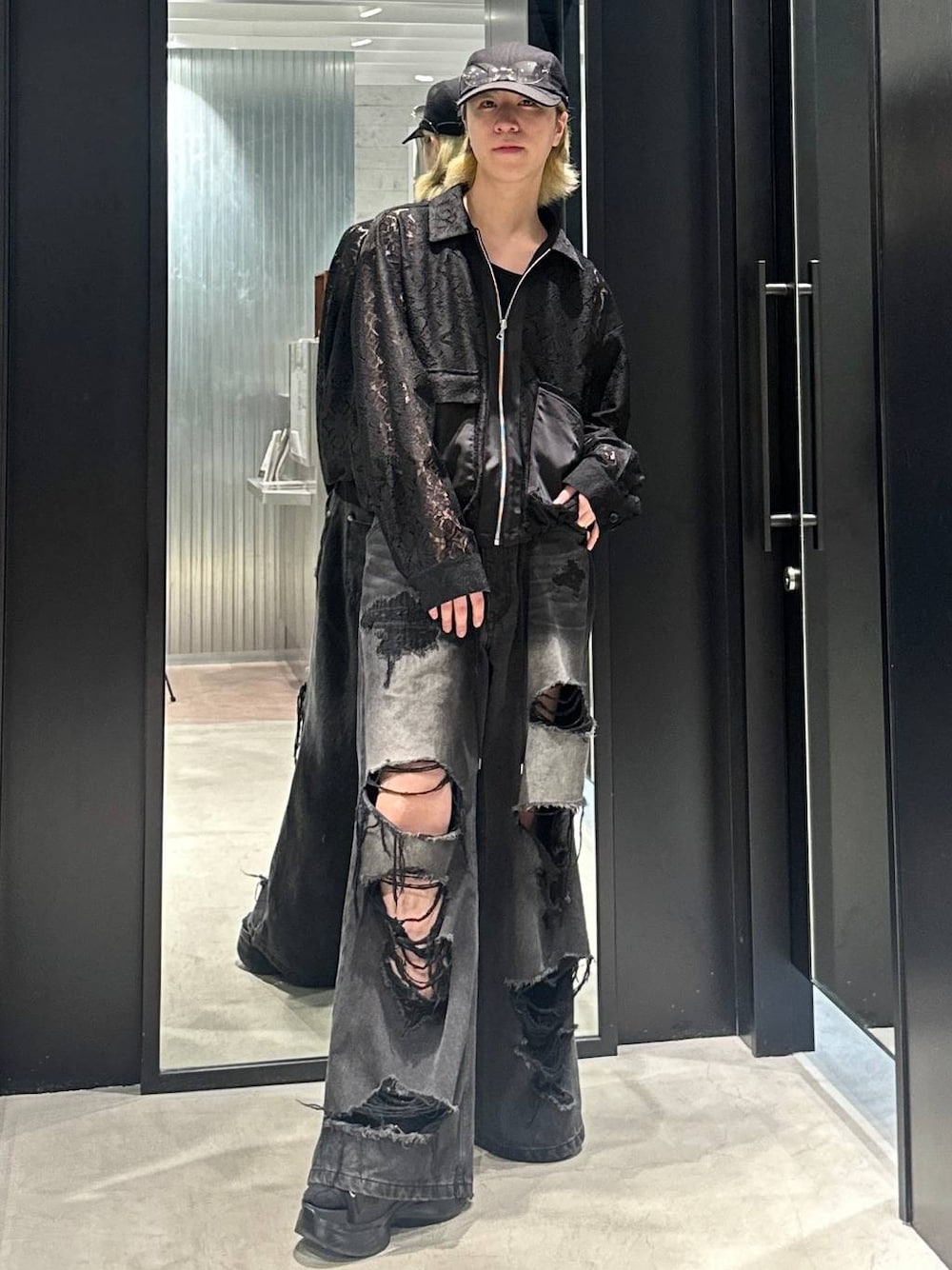 ブラック系のサンダル、ブラック系のデニムパンツ、ブラック系のブルゾンを着用したメンズの夏コーディネートの1枚目の写真