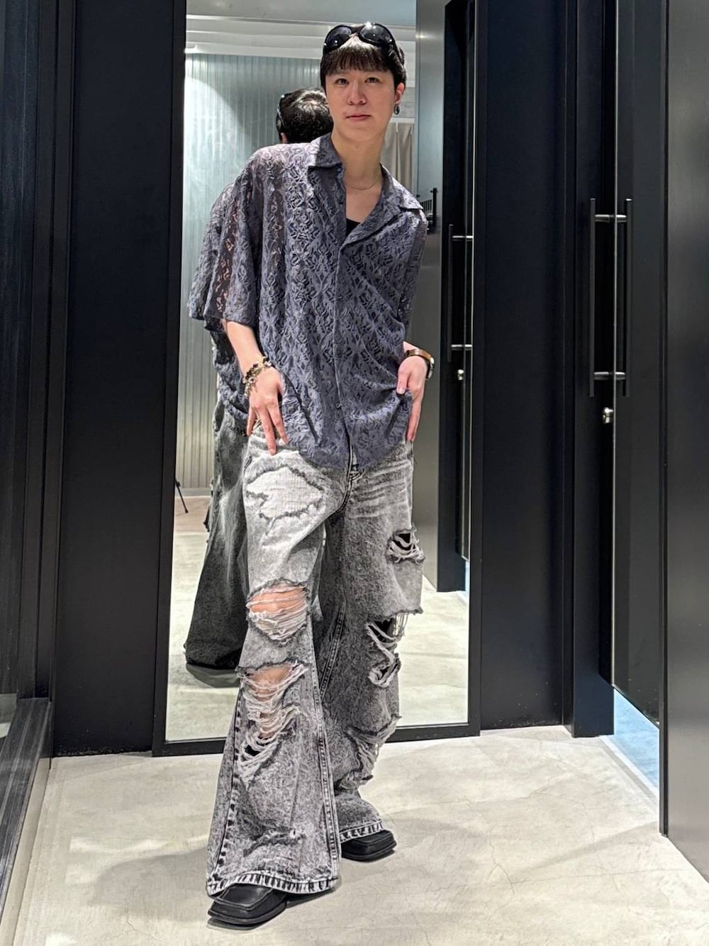 「モード、高見え、着痩せ・細見え、HARE、韓国系、ラフ、韓国ファッション、春コーデ、夏コーデ、秋コーデ、シャツ、ワイドパンツ、オーバーサイズ、モテ、デニムパンツ」｜「HAREのアソートチェーンネックレス(HARE)（ネックレス、シルバー系）」を使った、taigawedさん（メンズ・174cm）の春コーディネートの1枚目の写真