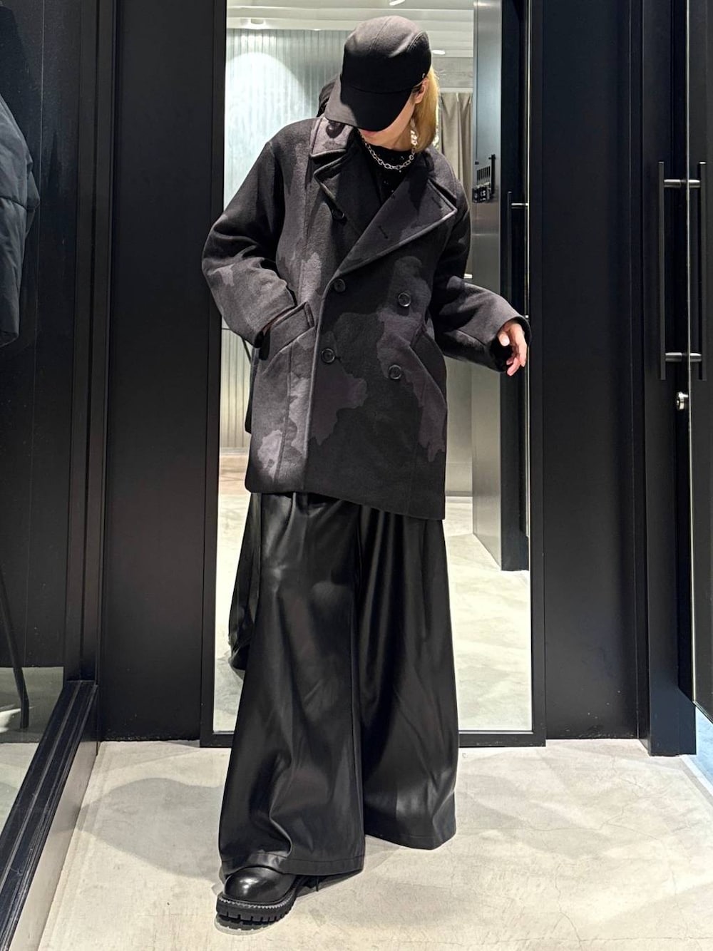 「モード、高見え、着痩せ・細見え、HARE、韓国系、ラフ、韓国ファッション、春コーデ、秋コーデ、冬コーデ、コート、ニット、ワイドパンツ、オーバーサイズ、モテ」｜「HAREのソリッドパーツCAP(HARE)（キャップ、ブラック系）」を使った、taigawedさん（メンズ・174cm）の秋コーディネートの1枚目の写真