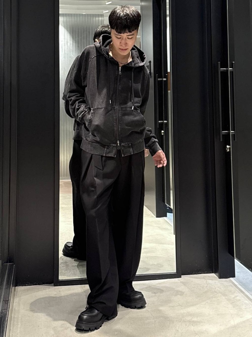 ブラック系のパーカー、ブラック系のTシャツ/カットソー、ブラック系のドレスシューズを着用したメンズの秋コーディネートの1枚目の写真