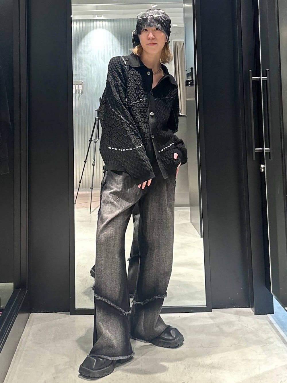 ブラック系のデニムパンツ、ブラック系のシャツ/ブラウス、グレー系のニットキャップ/ビーニーを着用したメンズの秋コーディネートの1枚目の写真