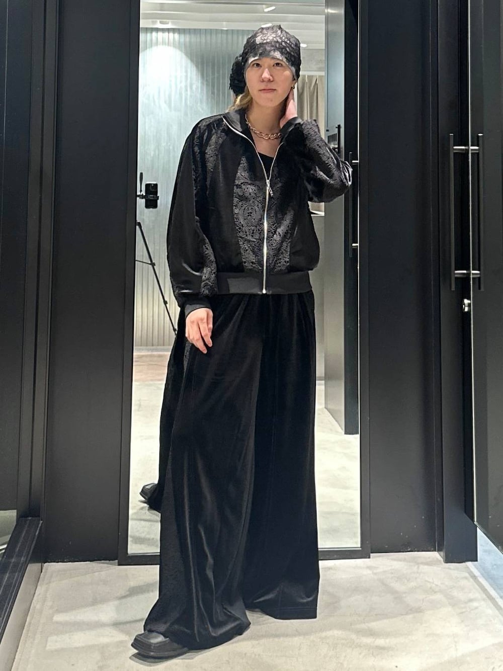 ブラック系のその他パンツ、ブラック系のブルゾン、グレー系のニットキャップ/ビーニーを着用したメンズの秋コーディネートの1枚目の写真