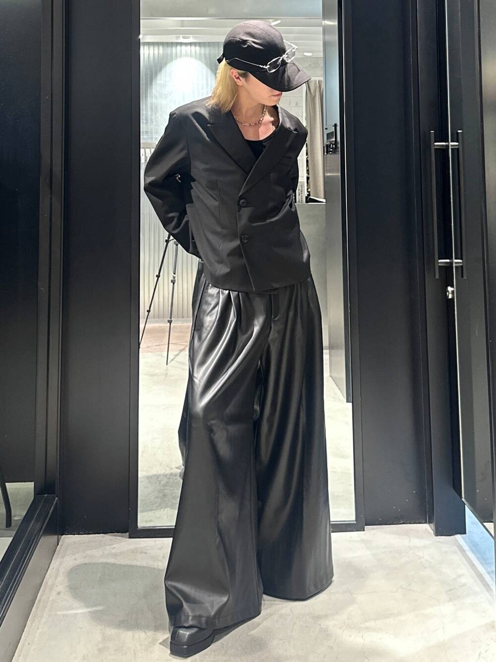 ブラック系のその他パンツ、ブラック系のブーツ、ブラック系のテーラードジャケットを着用したメンズの秋コーディネートの1枚目の写真