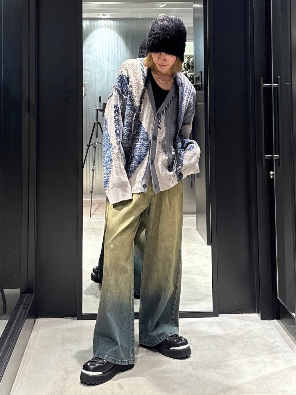 「モード、高見え、着痩せ・細見え、HARE、韓国系、ラフ、韓国ファッション、春コーデ、秋コーデ、冬コーデ、カーディガン、ニット、ワイドパンツ、オーバーサイズ、モテ」｜「HAREのステッチキリカエニットカーディガン(HARE)（カーディガン/ボレロ、グレー系）」を使った、taigawedさん（メンズ・174cm）の冬コーディネートの1枚目の写真