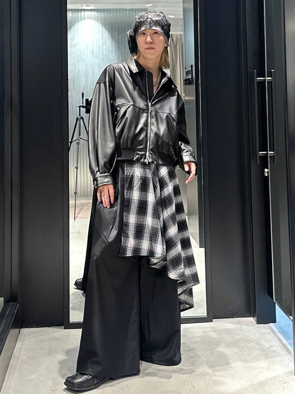 ブラック系のブルゾン、ブラック系のその他パンツ、グレー系のニットキャップ/ビーニーを着用したメンズの秋コーディネートの1枚目の写真