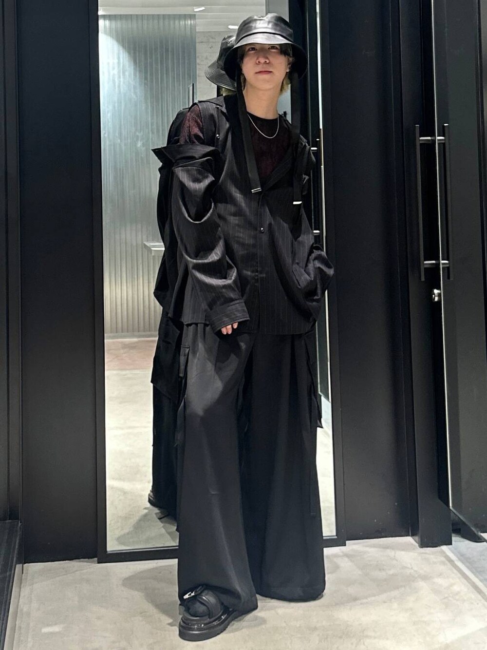 ブラック系のシャツ/ブラウス、ブラック系のサンダル、ブラック系のカーゴパンツを着用したメンズの春コーディネートの1枚目の写真