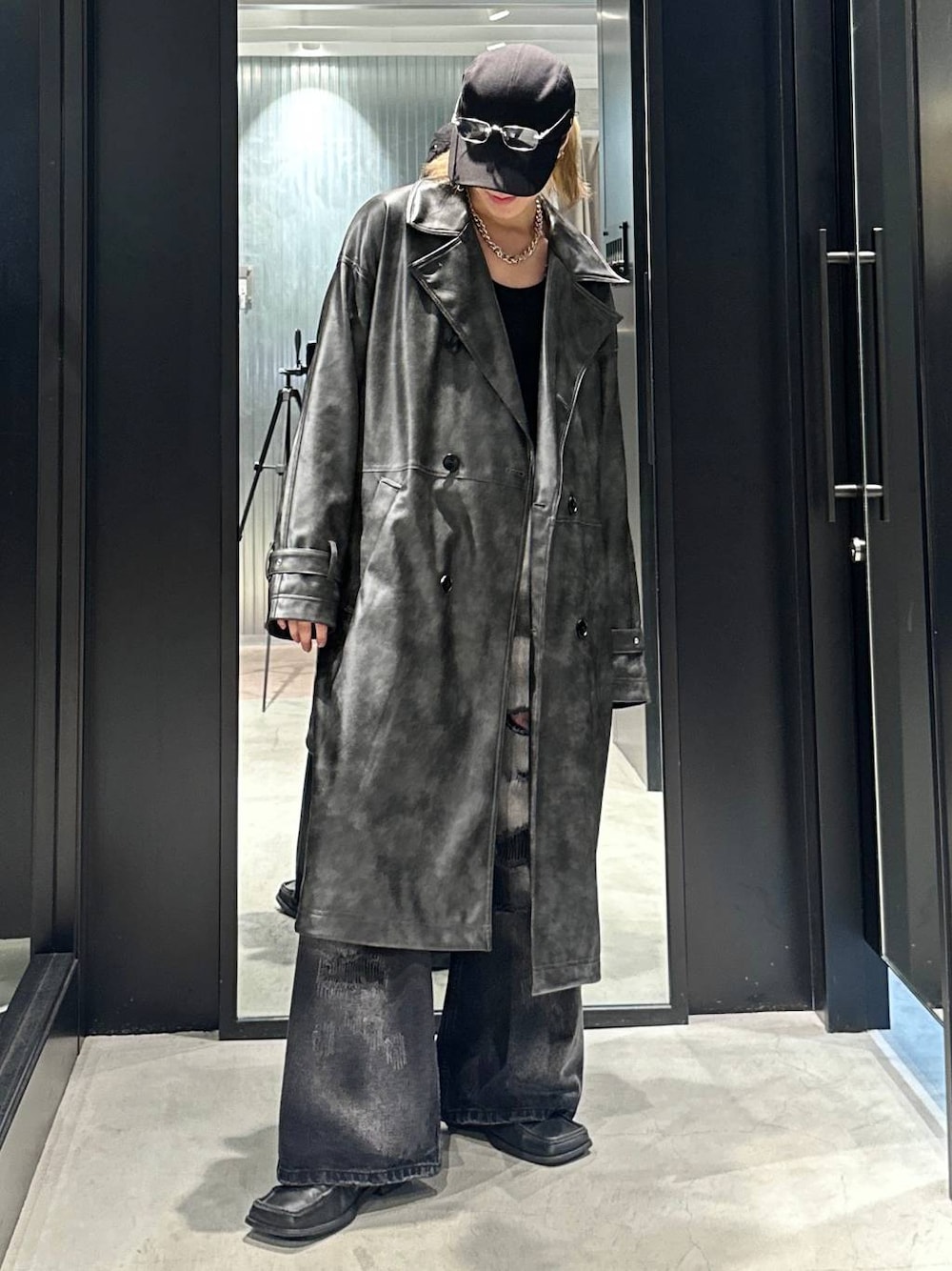 「HARE、秋コーデ、冬コーデ、コート、ワイドパンツ、オーバーサイズ、デニムパンツ、レザー、モテ、モード、高見え、着痩せ・細見え、韓国系、ラフ、韓国ファッション」｜「HAREのソリッドパーツCAP(HARE)（キャップ、ブラック系）」を使った、taigawedさん（メンズ・174cm）の秋コーディネートの1枚目の写真