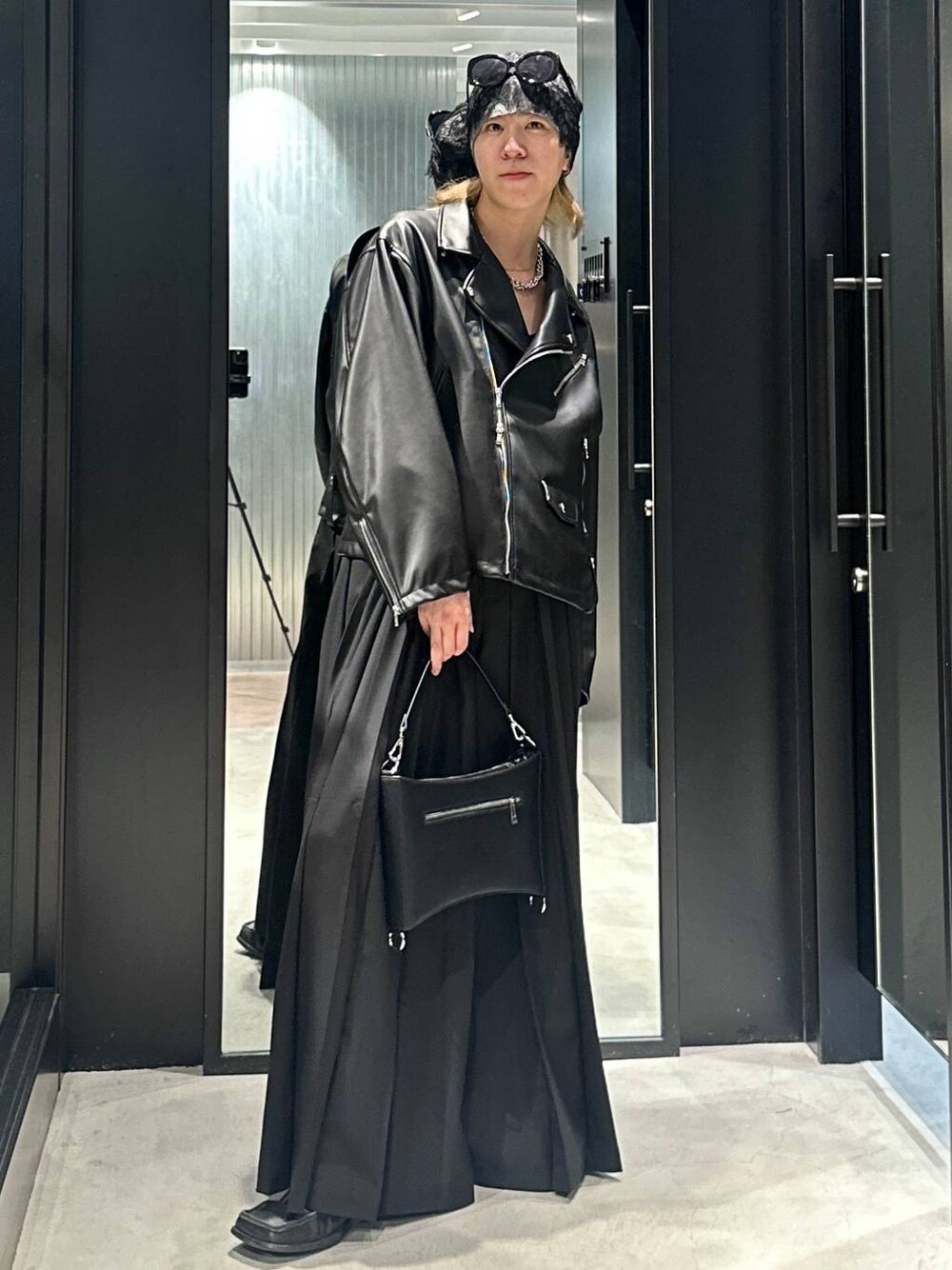 ブラック系のその他パンツ、ブラック系のショルダーバッグ、ブラック系のライダースジャケットを着用したメンズの秋コーディネートの1枚目の写真