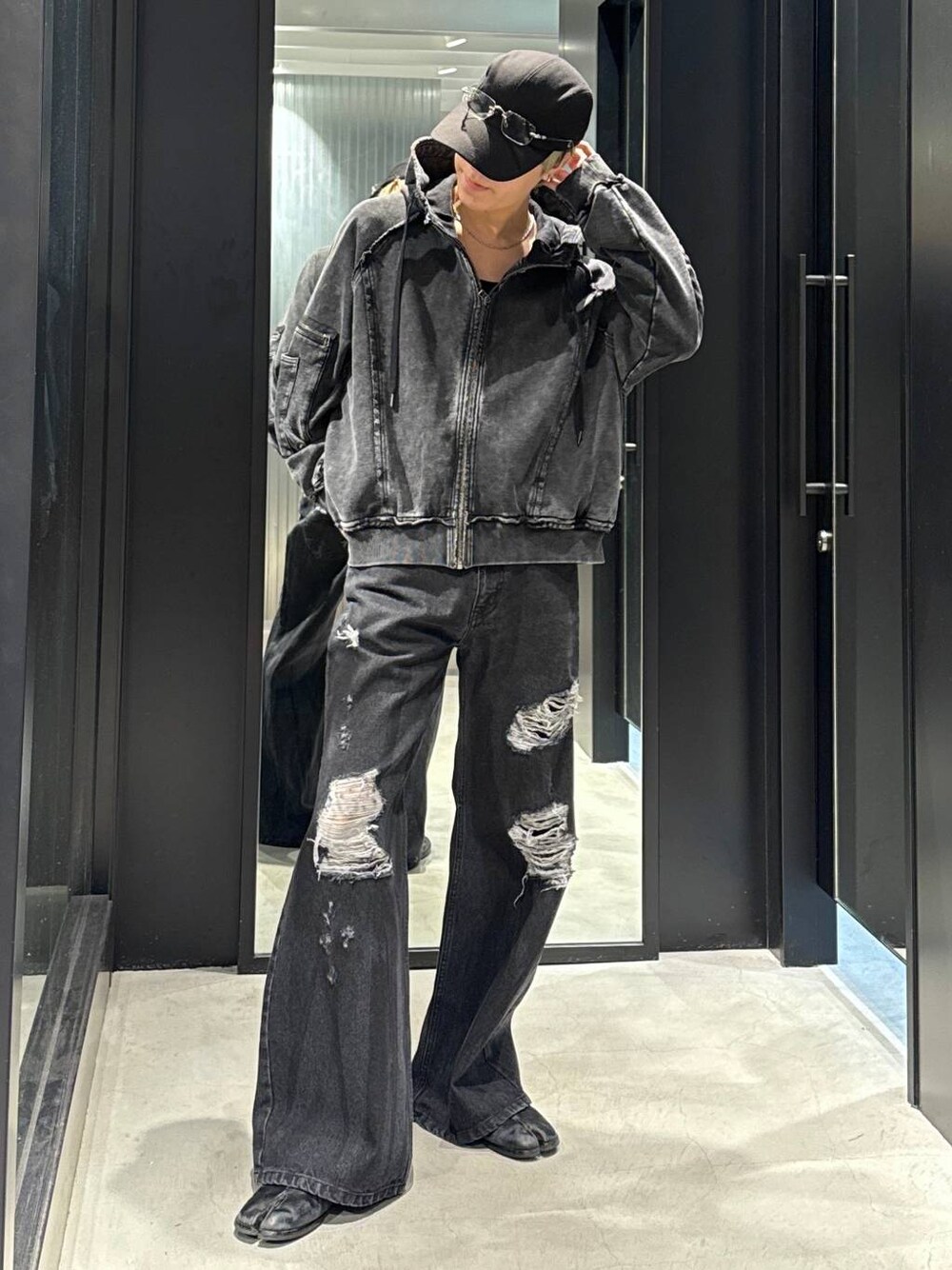 ブラック系のTシャツ/カットソー、ブラック系のパーカー、ブラック系のデニムパンツを着用したメンズの冬コーディネートの1枚目の写真