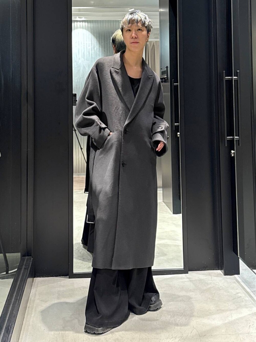 「モード、高見え、着痩せ・細見え、HARE、韓国系、ラフ、韓国ファッション、春コーデ、秋コーデ、冬コーデ、コート、アウター、ニット、ワイドパンツ、オーバーサイズ」｜「HAREのウールダブルコート(HARE)（トレンチコート、グレー系）」を使った、taigawedさん（メンズ・174cm）の冬コーディネートの1枚目の写真
