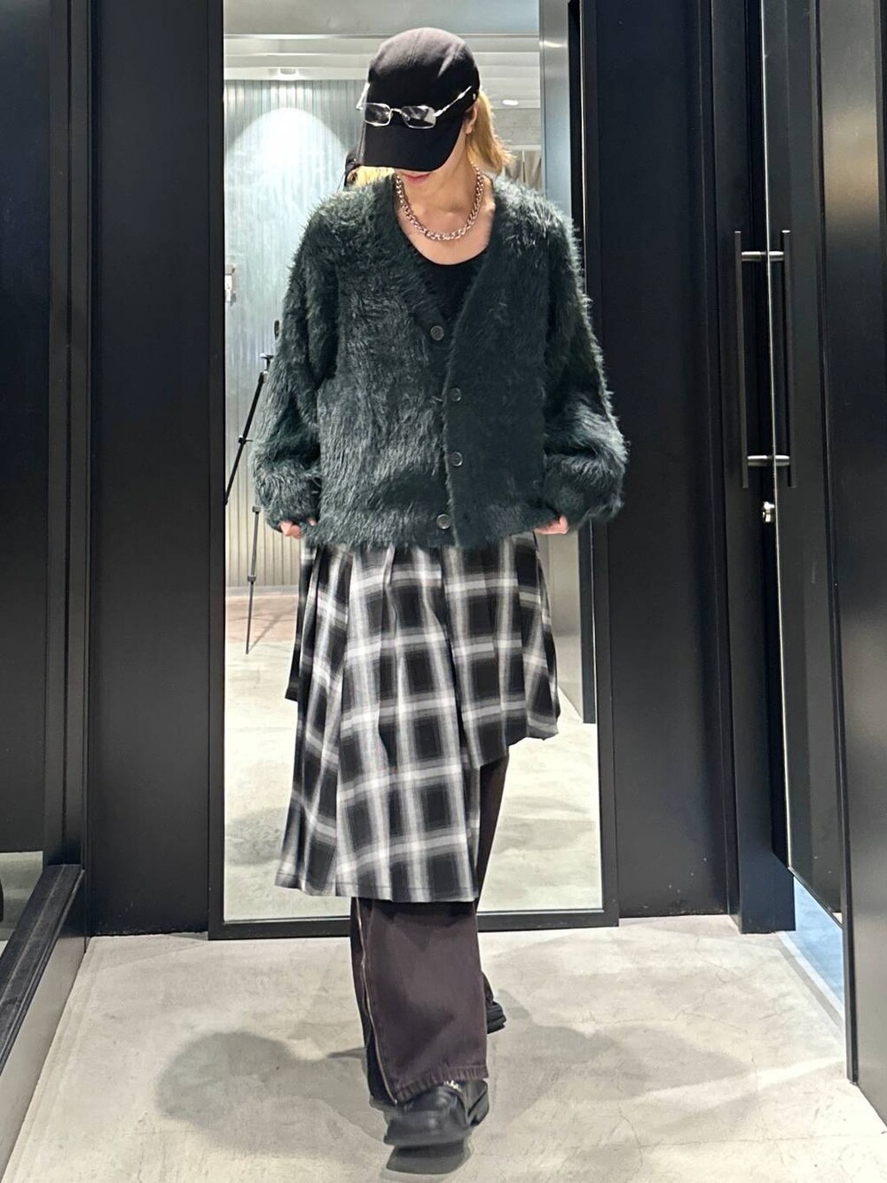 「カーディガン、オーバーサイズ、モード、高見え、着痩せ・細見え、HARE、韓国系、ラフ、韓国ファッション、春コーデ、秋コーデ、冬コーデ、ニット、モテ、デニムパンツ」｜「HAREのソリッドパーツCAP(HARE)（キャップ、ブラック系）」を使った、taigawedさん（メンズ・174cm）の秋コーディネートの1枚目の写真