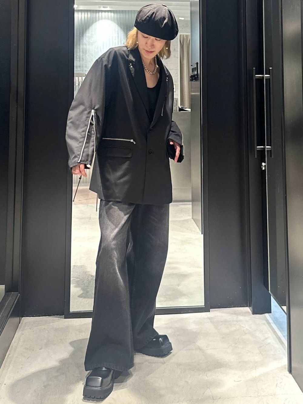 ブラック系のデニムパンツ、ブラック系のテーラードジャケット、ブラック系のドレスシューズを着用したメンズの秋コーディネートの1枚目の写真