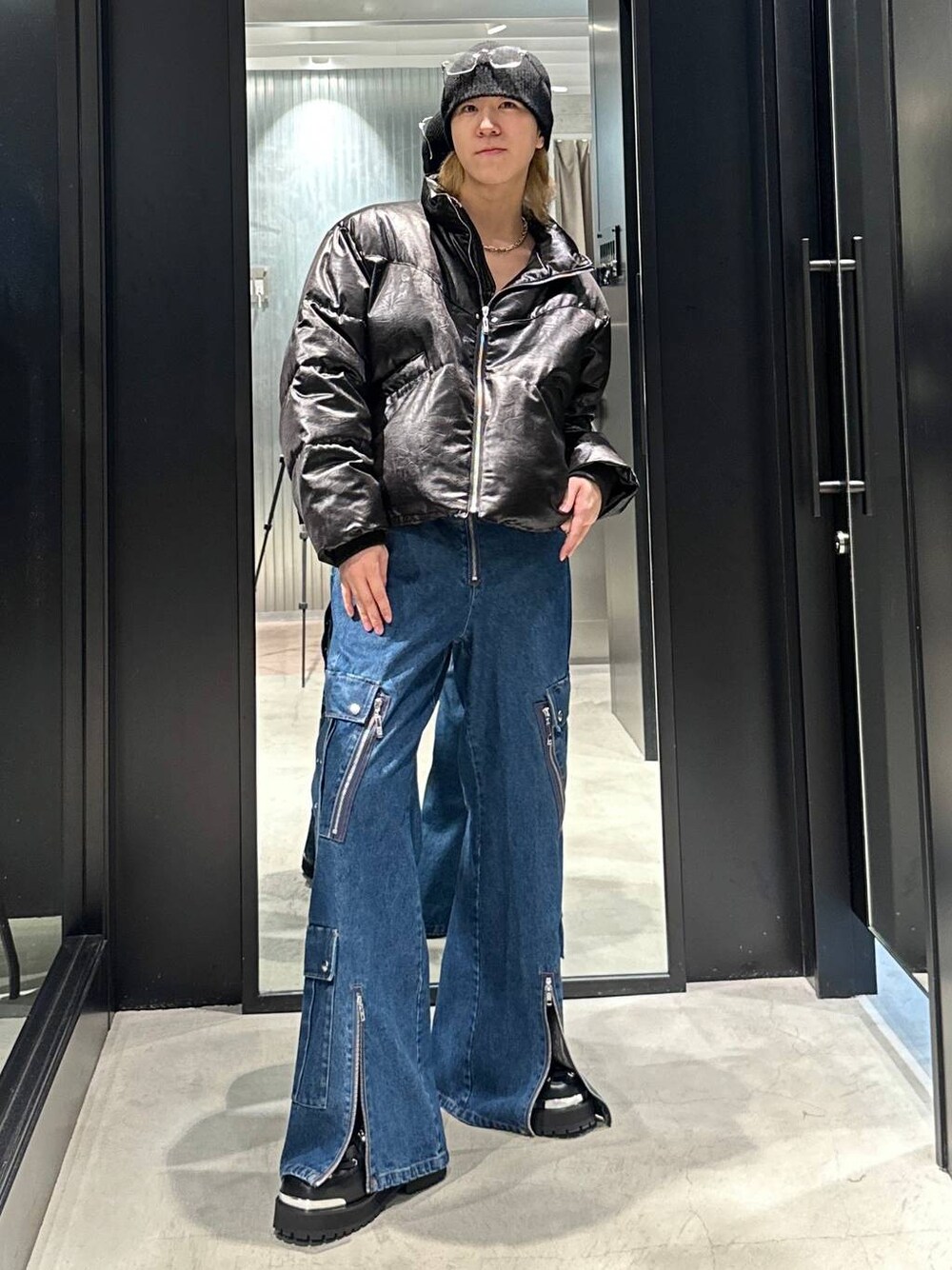 ブラック系のブルゾン、ブラック系のその他シューズ、ブルー系のデニムパンツを着用したメンズの秋コーディネートの1枚目の写真