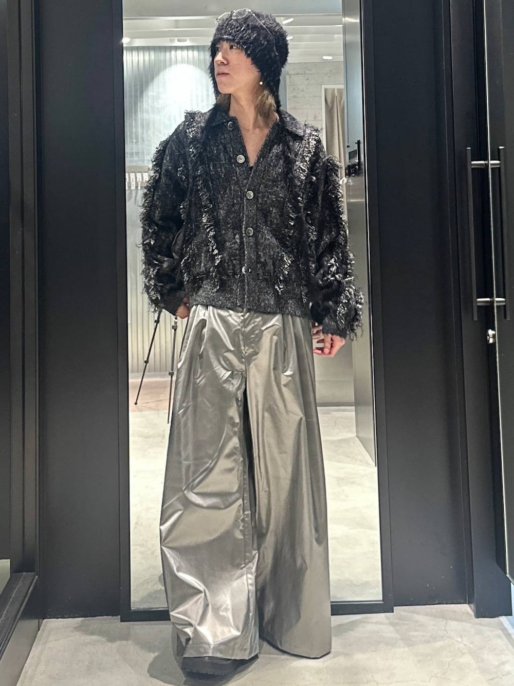 シルバー系のスラックス、ブラック系のブルゾン、ブラック系のドレスシューズを着用したメンズの秋コーディネートの1枚目の写真