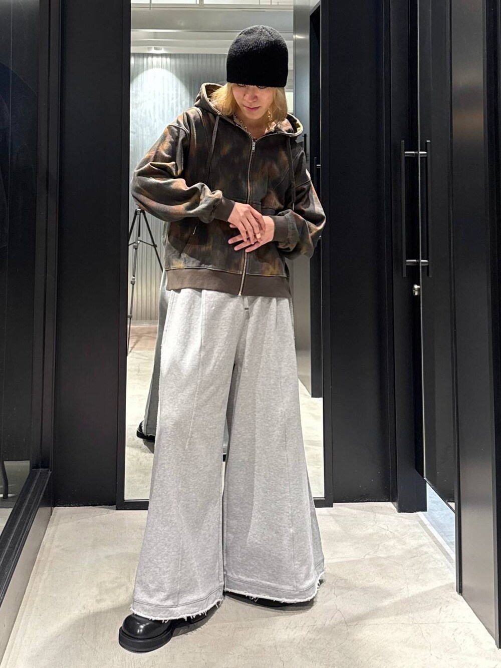 「HARE、韓国系、スウェットパンツ、ワイドパンツ、オーバーサイズ、モテ、モード、高見え、着痩せ・細見え、ラフ、韓国ファッション、春コーデ、秋コーデ、冬コーデ、パーカー」｜「HAREの【SET UP対応】DABOルーズスウェットパンツ(HARE)（スウェットパンツ、グレー系）」を使った、taigawedさん（メンズ・174cm）の冬コーディネートの1枚目の写真