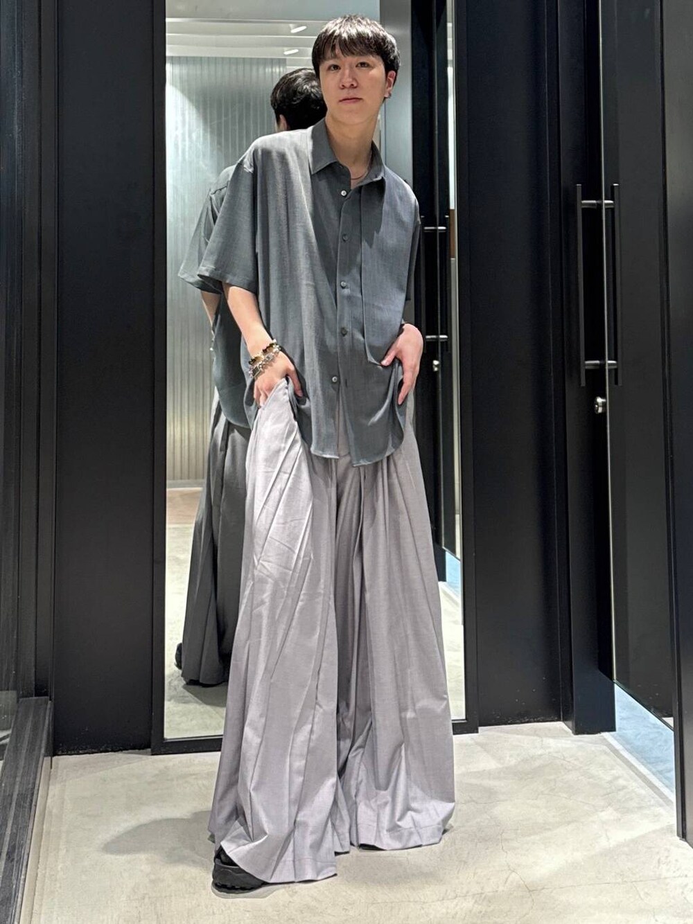 「モード、高見え、着痩せ・細見え、HARE、韓国系、ラフ、韓国ファッション、春コーデ、夏コーデ、秋コーデ、シャツ、Tシャツ、ワイドパンツ、オーバーサイズ、モテ」｜「HAREのYOSEワイドパンツ(HARE)（その他パンツ、グレー系）」を使った、taigawedさん（メンズ・174cm）の夏コーディネートの1枚目の写真