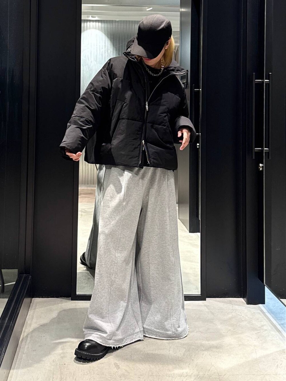 「モード、高見え、着痩せ・細見え、HARE、韓国系、ラフ、韓国ファッション、春コーデ、秋コーデ、冬コーデ、ダウンジャケット、ワイドパンツ、オーバーサイズ、モテ、スウェット」｜「HAREのソリッドパーツCAP(HARE)（キャップ、ブラック系）」を使った、taigawedさん（メンズ・174cm）の秋コーディネートの1枚目の写真
