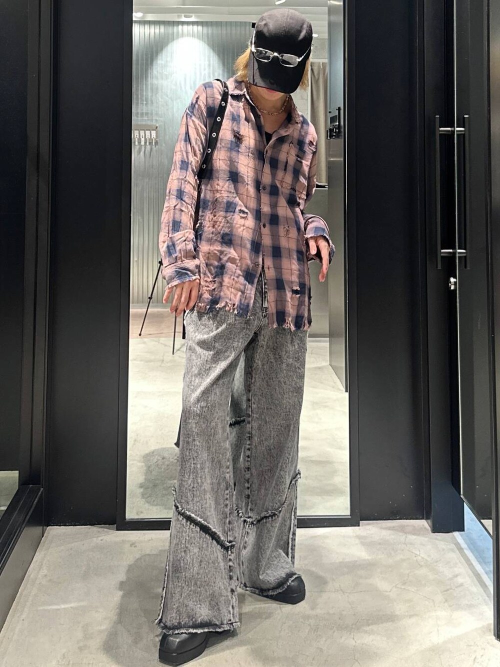 グレー系のデニムパンツ、ピンク系のシャツ/ブラウス、ブラック系のブーツを着用したメンズの秋コーディネートの1枚目の写真