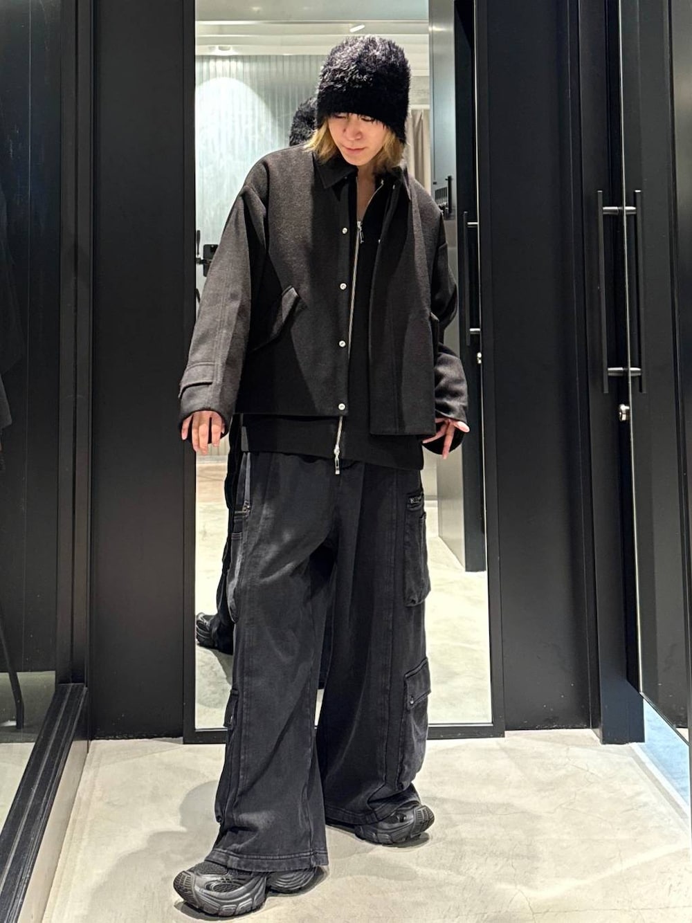 ブラック系のブルゾン、ブラック系のカーゴパンツ、ブラック系のニットキャップ/ビーニーを着用したメンズの秋コーディネートの1枚目の写真