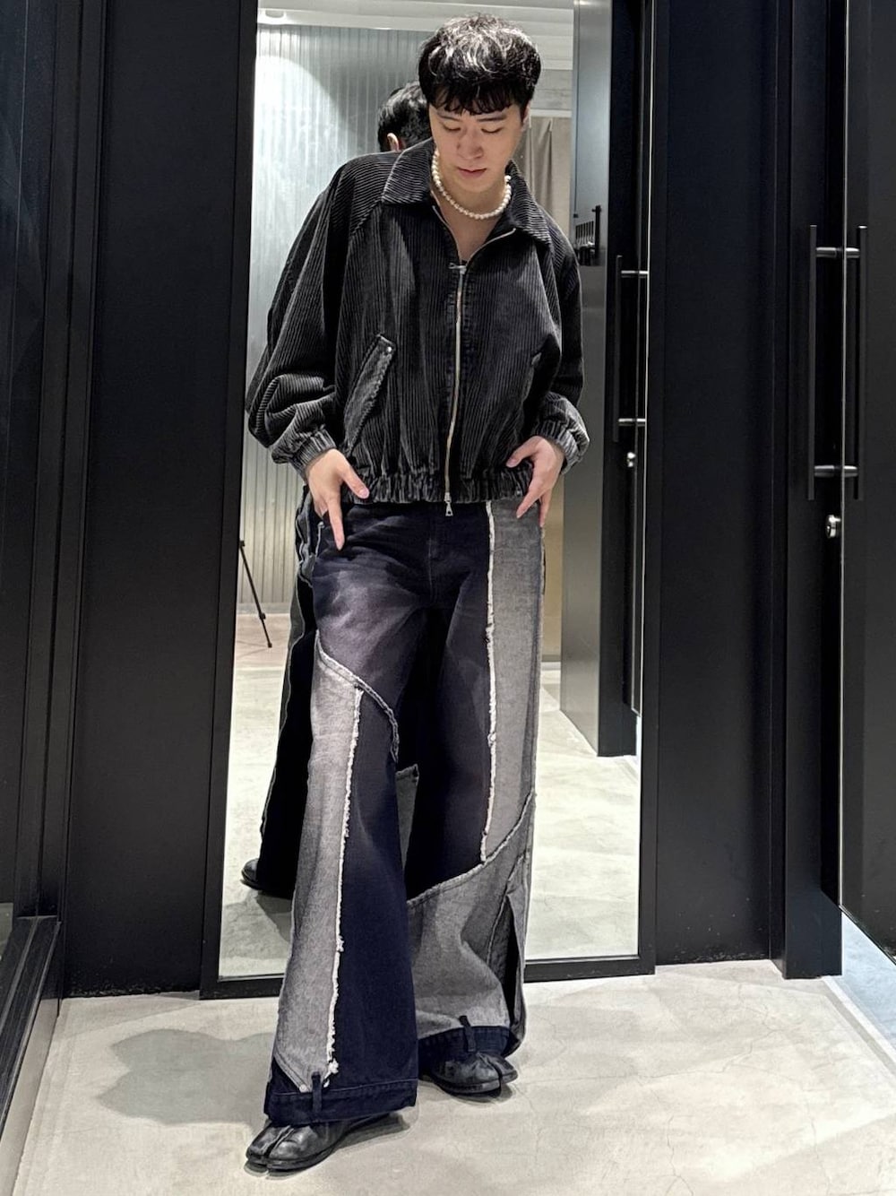 ブラック系のブルゾン、ブルー系のデニムパンツ、ブラック系のスウェットを着用したメンズの秋コーディネートの1枚目の写真