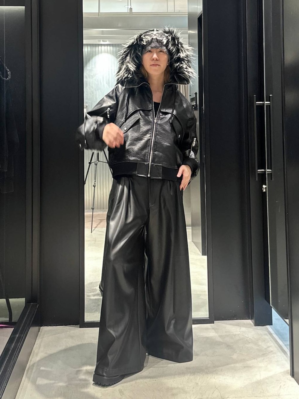 ブラック系のその他パンツ、ブラック系のブルゾン、グレー系のニットキャップ/ビーニーを着用したメンズの秋コーディネートの1枚目の写真