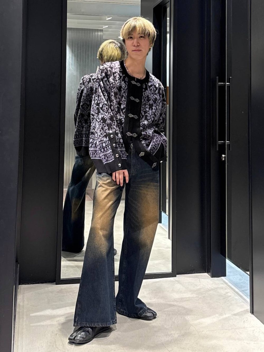 ブルー系のデニムパンツ、ブラック系のTシャツ/カットソー、ブラック系のカーディガン/ボレロを着用したメンズの冬コーディネートの1枚目の写真