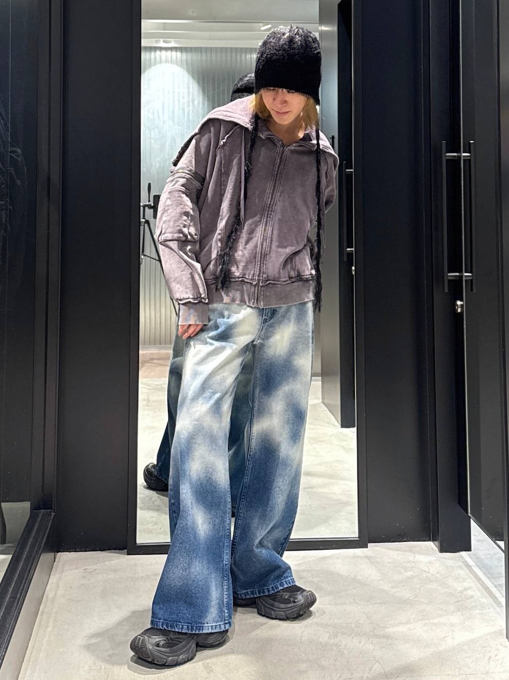 ブルー系のデニムパンツ、ブラック系のニットキャップ/ビーニーを着用したメンズの秋コーディネートの1枚目の写真