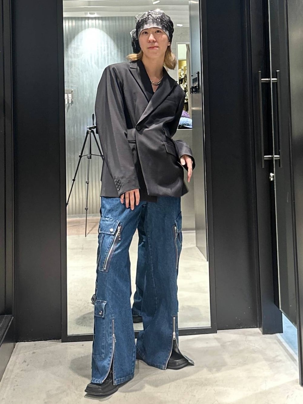 「モード、韓国系、ラフ、ジャケット、高見え、着痩せ・細見え、HARE、韓国ファッション、春コーデ、秋コーデ、冬コーデ、ニット、デニムパンツ、オーバーサイズ、モテ」｜「HAREのレースツキビーニー(HARE)（ニットキャップ/ビーニー、グレー系）」を使った、taigawedさん（メンズ・174cm）の秋コーディネートの1枚目の写真