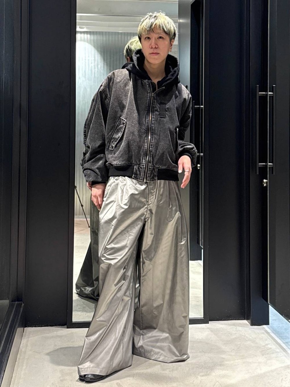 シルバー系のスラックス、シルバー系のネックレスを着用したメンズの冬コーディネートの1枚目の写真